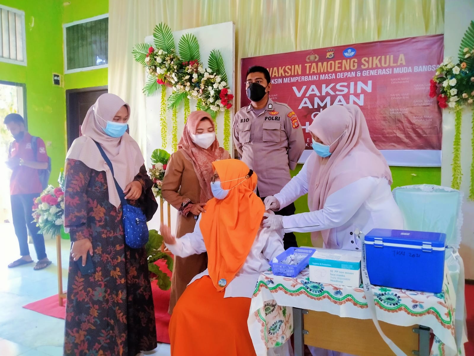 Foto: Siswa di Sekolah Menengah Atas (SMA) Negeri 1 Tanah Luas, Kabupaten Aceh Utara, mengikuti kegiatan vaksinasi.
