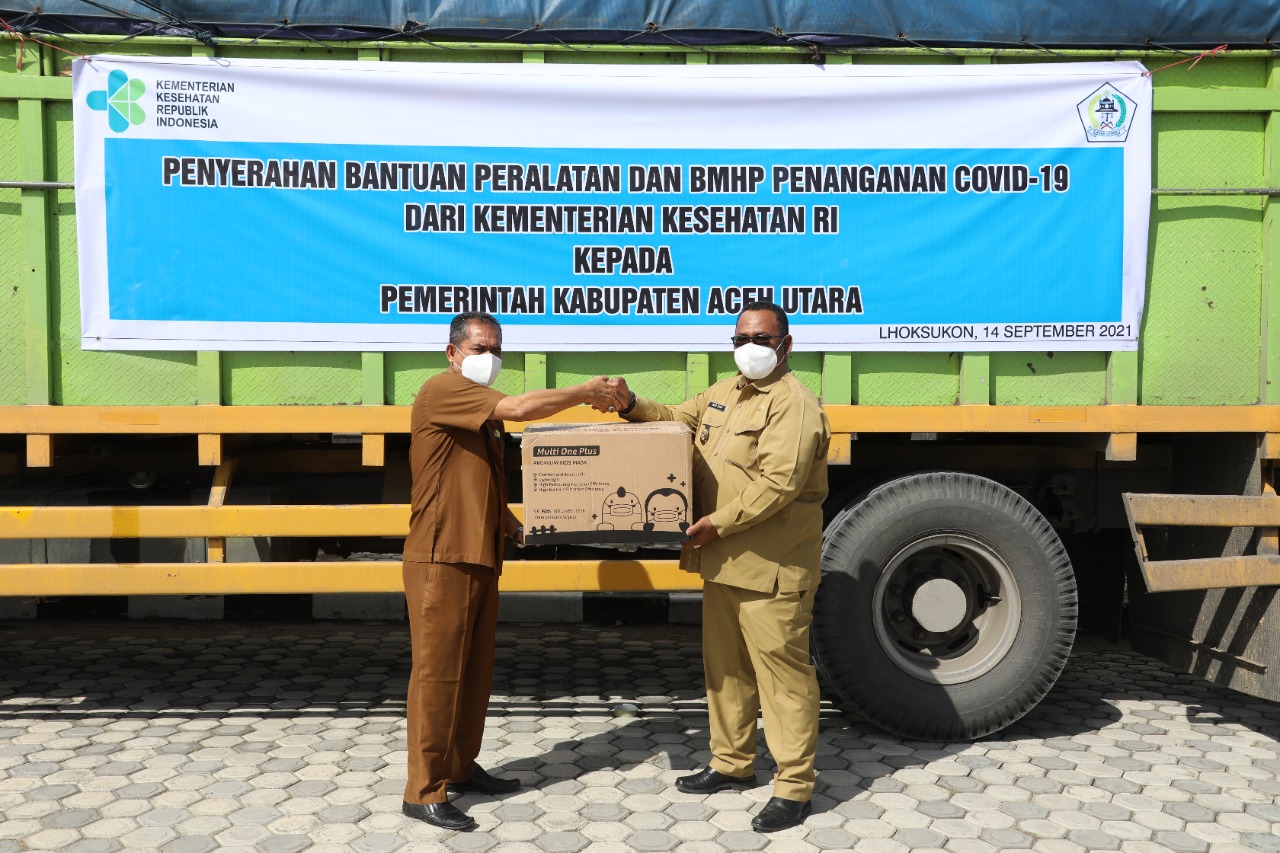 Foto: Wakil Bupati Aceh Utara, Fauzi Yusuf, menyerahkan Bahan Medis Habis Pakai (BMHP) bantuan dari Kementerian Kesehatan kepada Kadinkes Aceh Utara, Amir Syarifuddin. @Istimewa