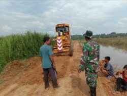 TNI Lakukan Pengerasan Jalan Penghubung Desa di Lhokseumawe