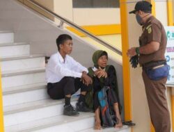 Seorang Ibu Setia Temani Anaknya Seleksi CPNS Kejaksaan RI di Banda Aceh
