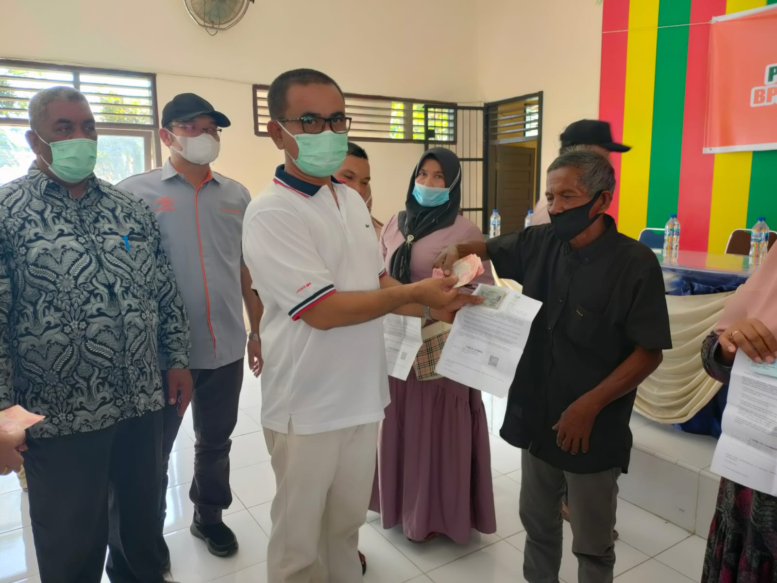 Kepala Dinas Sosial P3A Aceh Utara, Fuad Mukhtar, menyalurkan Bansos Sembako/BPNT kepada penerima manfaat. Foto: IST