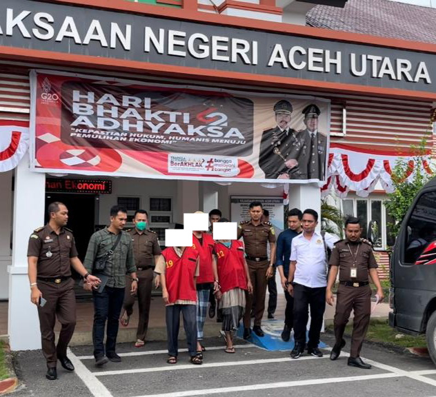 Keuchik dan Bendahara Gampong Blang Talon, Kecamatan Kuta Makmur, Aceh Utara, ditahan Kejari. Foto: Ist