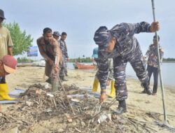Sambut HUT ke-77 TNI AL, Lanal Lhokseumawe Lakukan Gerakan Laut Bersih Pantai di Pesisir Kuala Simpang Ulim
