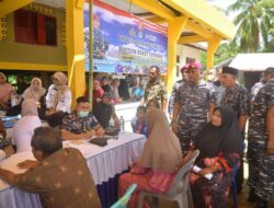 TNI AL Lanal Lhokseumawe Berikan Pengobatan Gratis dan Sembako Bagi Warga Pesisir
