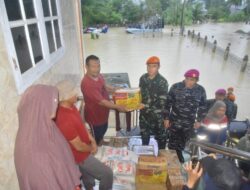 TNI AL Lanal Lhokseumawe dan Kopasgat Antar Bantuan Logistik Door To Door ke Lokasi Banjir Terisolir di Aceh Utara