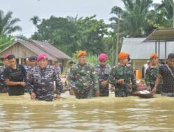 Lanal Lhokseumawe dan Kopasgat Distribusi Logistik ke 7 Gampong Masih Terisolir Banjir di Aceh Utara