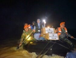 Distribusi Bantuan 1000 Paket Dari Kasau, TNI AU Terobos 5 Lokasi Terisolir Banjir Hingga Malam