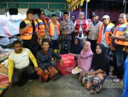 Pj Bupati Azwardi, Antar Bantuan Ke Gampong Terisolir Banjir