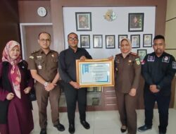 YARA Serahkan Penghargaan kepada Kejari Aceh Utara Terkait Pemberantasan Korupsi