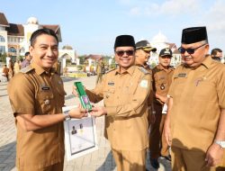 Pj Bupati Azwardi Serahkan Penghargaan kepada Lima Keuchik di Aceh Utara