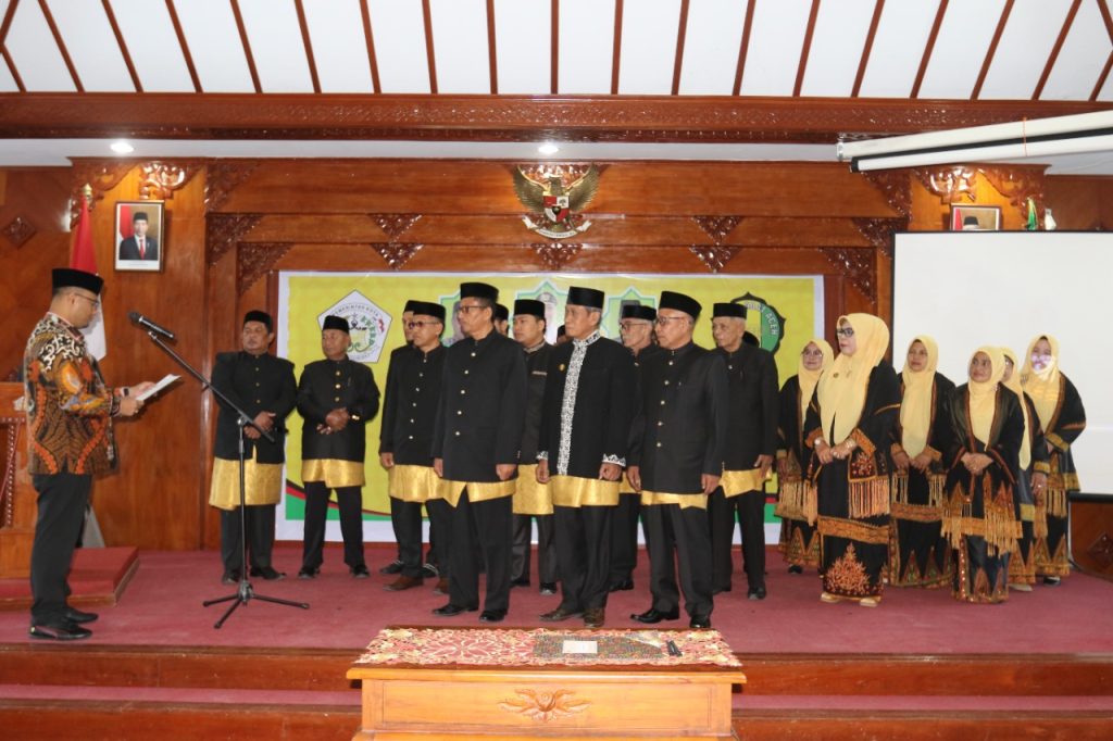 Penjabat Wali Kota Lhokseumawe, Dr. Imran, resmi mengukuhkan pengurus Majelis Adat Aceh (MAA). Foto: Ist