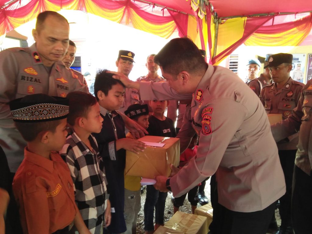 Kapolres Aceh Utara AKBP Deden Heksaputera, menyantuni sejumlah anak yatim dalam program Jumat Curhat, di Polsek Paya Bakong. Foto: tim durasi