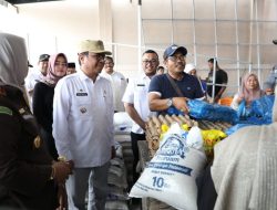 Pj Bupati Aceh Utara Serahkan Sembako Murah Operasi Pasar Tanggap Inflasi
