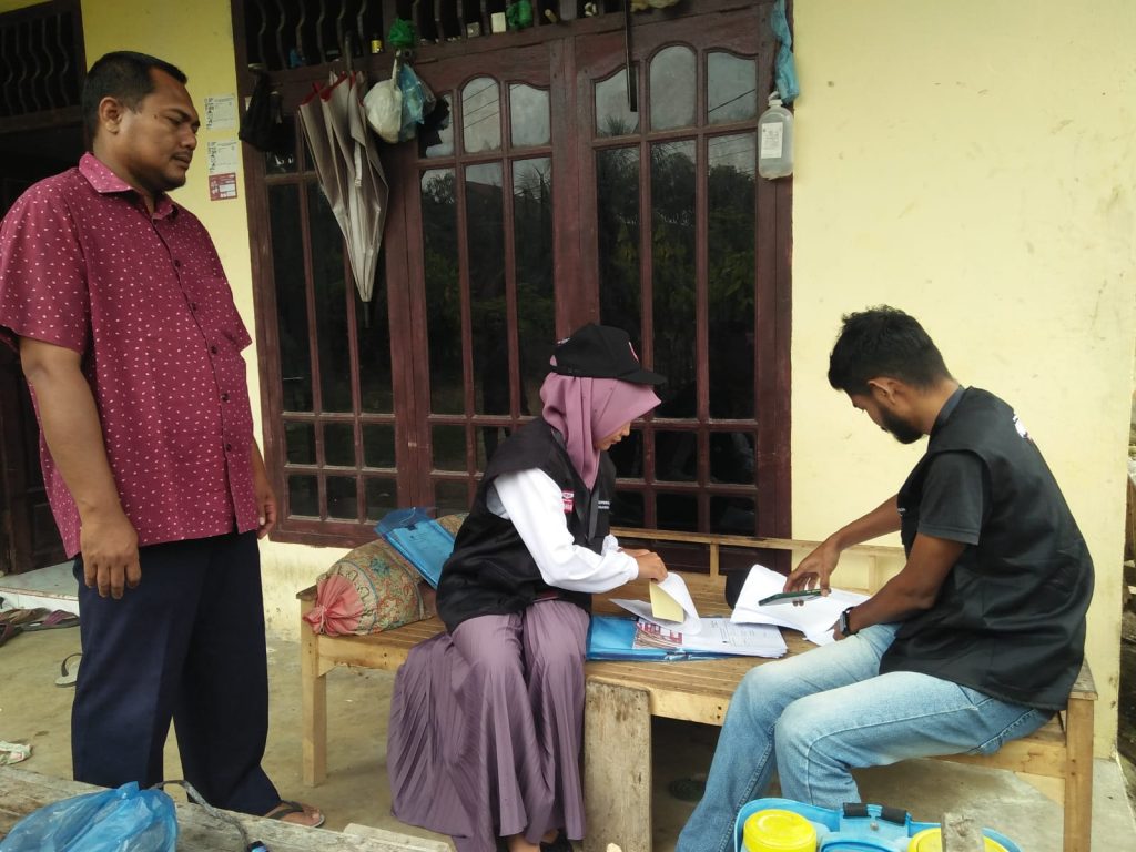 Pantarlih melakukan pendataan pemilih ke rumah warga secara dor to dor di Kecamatan Tanah Luas. Foto: tim durasi