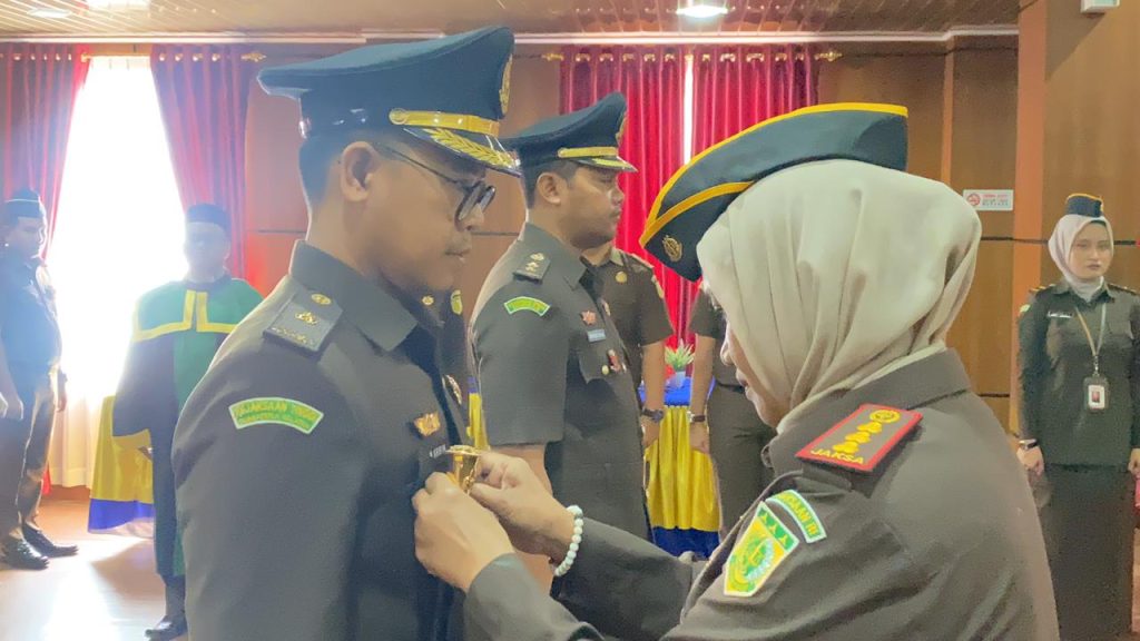 Kajari Aceh Utara, Dr. Diah Ayu H. L. Iswara Akbari melantikan dan serah terima jabatan Kasi Pidsus. Foto: Dok. Kejari Aceh Utara
