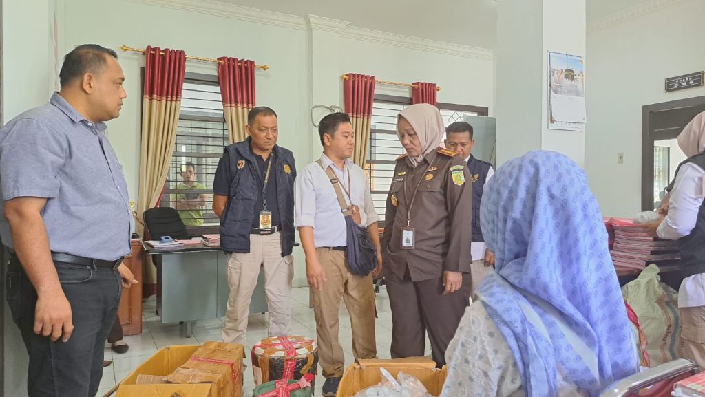 Penyidik BPOM Banda Aceh limpahkan tersangka penjual kosmetik ilegal kepada Kejaksaan Negeri Aceh Utara. Foto: Ist
