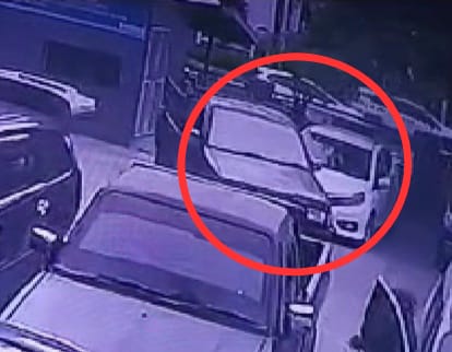 Satu unit mobil Brio warna putih ditabrak mobil pick up di area parkir Suzuya Lhokseumawe. Foto: Tangkap layar CCTV Suzuya