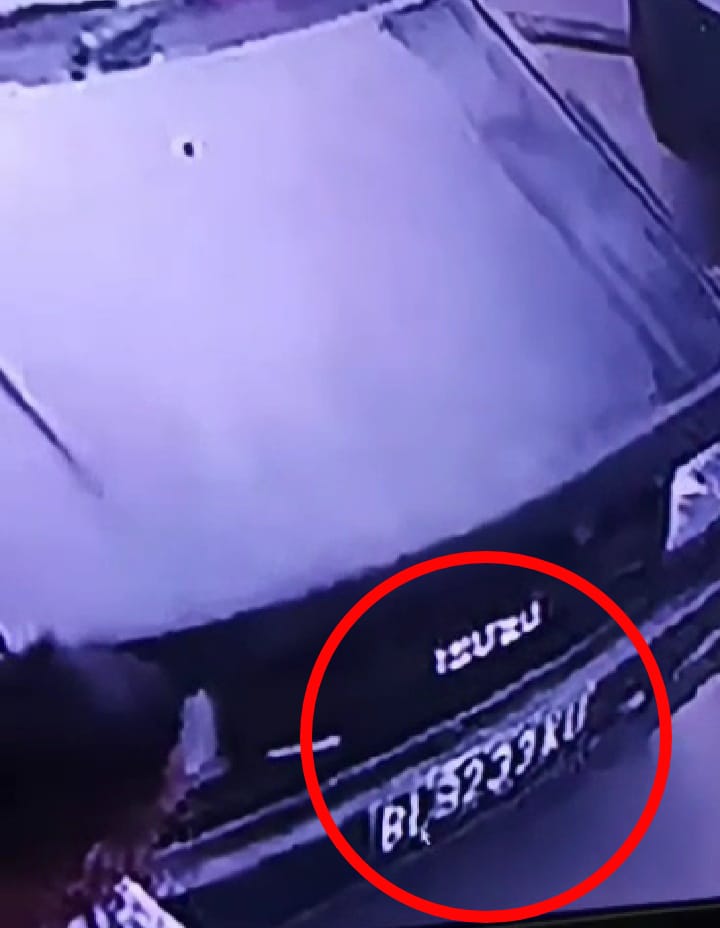 Pelat mobil pick up yang menabrak mobil Brio warna putih di area Suzuya Lhokseumawe. Foto: Tangkap layar CCTV Suzuya