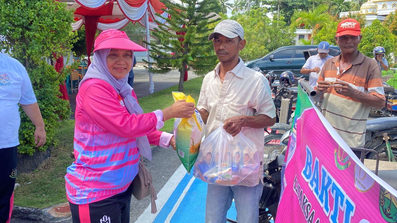 Kejari Aceh Utara melaksanakan pasar murah dan bakti sosial dalam rangka memperingati Hari Bhakti Adhyaksa (HBA) ke-63. Foto: Ist