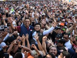 Anies dan Cak Imin Disambut Ribuan Orang Pendukung saat Hadiri Jalan Gembira di Makassar