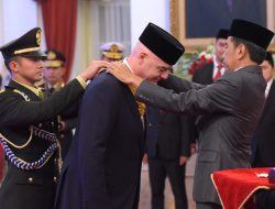 Terima Tanda Kehormatan dari Presiden Jokowi, Presiden FIFA: Kehormatan Bagi Saya