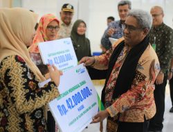 Pj Bupati Aceh Utara Serahkan Santunan Kematian dan Beasiswa dari BPJS Ketenagakerjaan