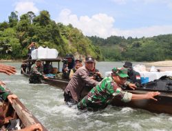 Distribusi Logistik Pemilu ke Pedalaman Aceh Timur Pakai Perahu Hingga Jalan Kaki
