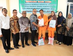 Pj Bupati Aceh Utara Serahkan 283 Paket Sembako untuk Petugas Kebersihan